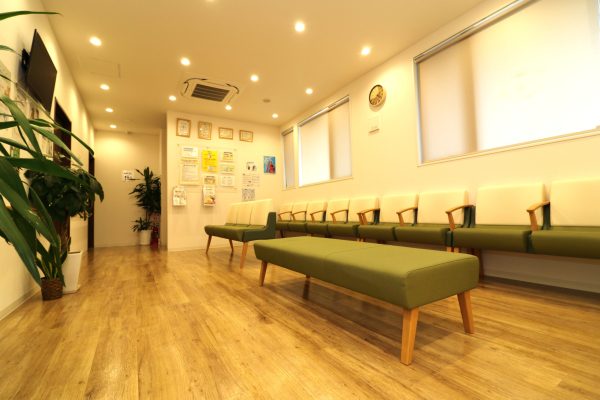 かたおか整形外科手の外科クリニックの待合室