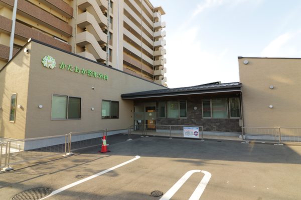 かたおか整形外科手の外科クリニックの外観